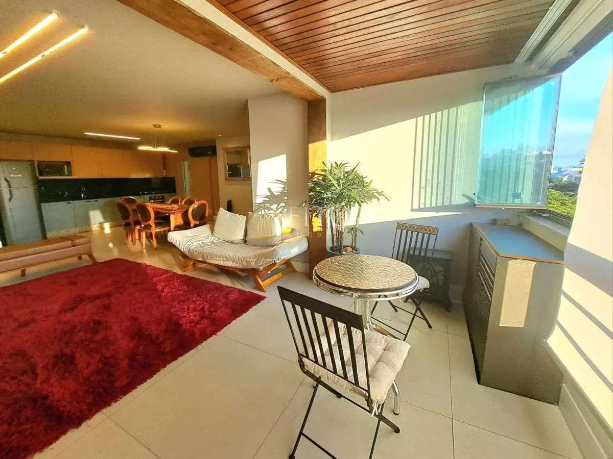 Apartamento à venda de 2 dormitórios a duas quadras da praia em Jurerê. - Fito Imóveis