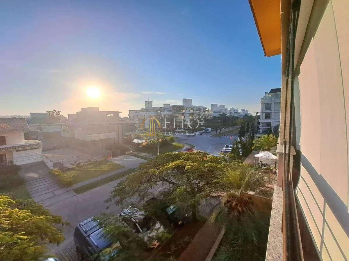 Apartamento à venda de 2 dormitórios a duas quadras da praia em Jurerê. - Fito Imóveis