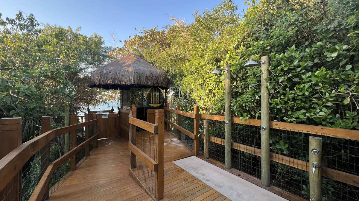 Apartamento à Venda com Acesso Privativo à Praia | Canasvieiras, com 2 quartos (1 suíte) | Mobiliado - Fito Imóveis