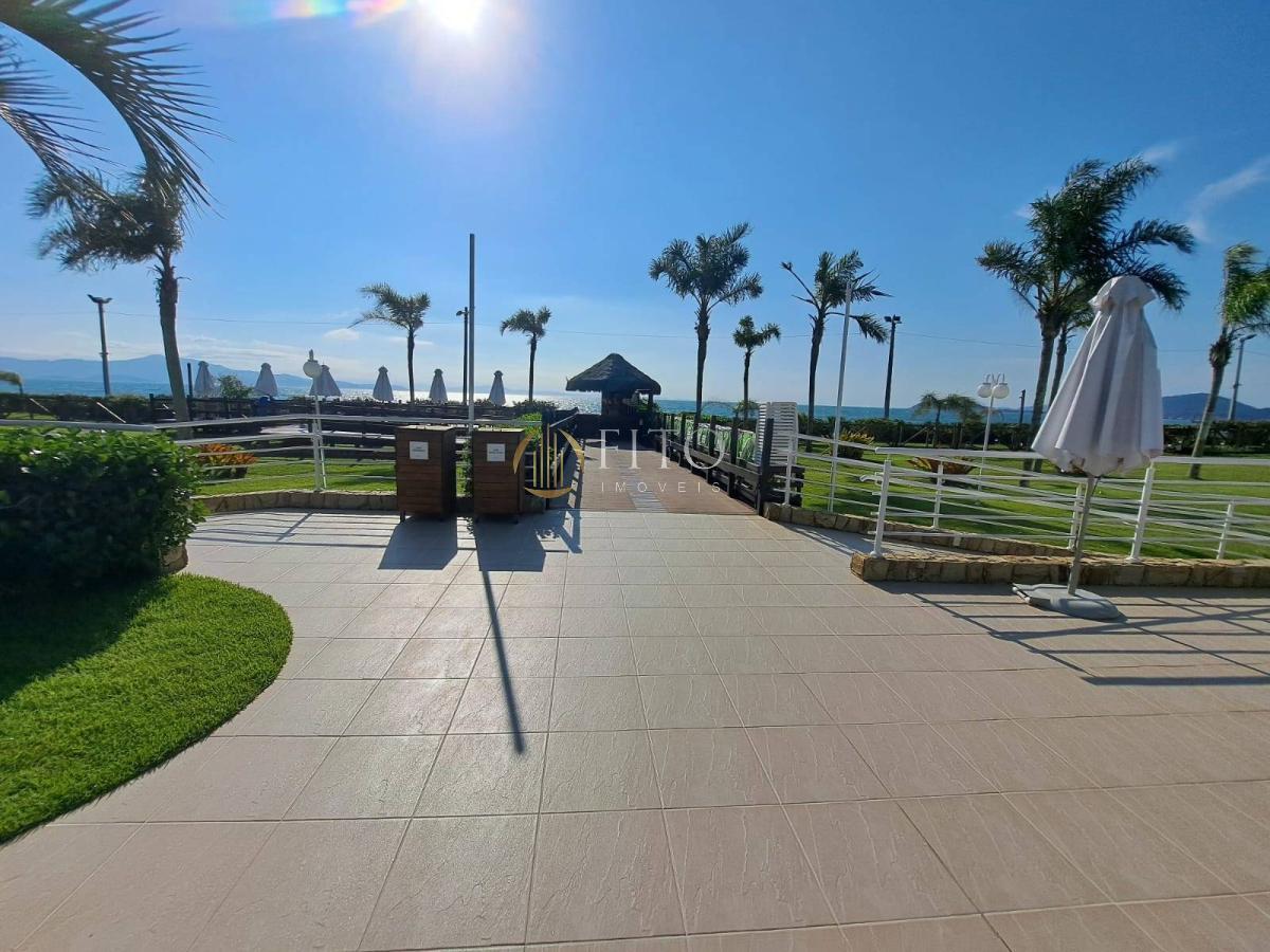 Apartamento decorado pé na areia de quatro quartos. - Fito Imóveis