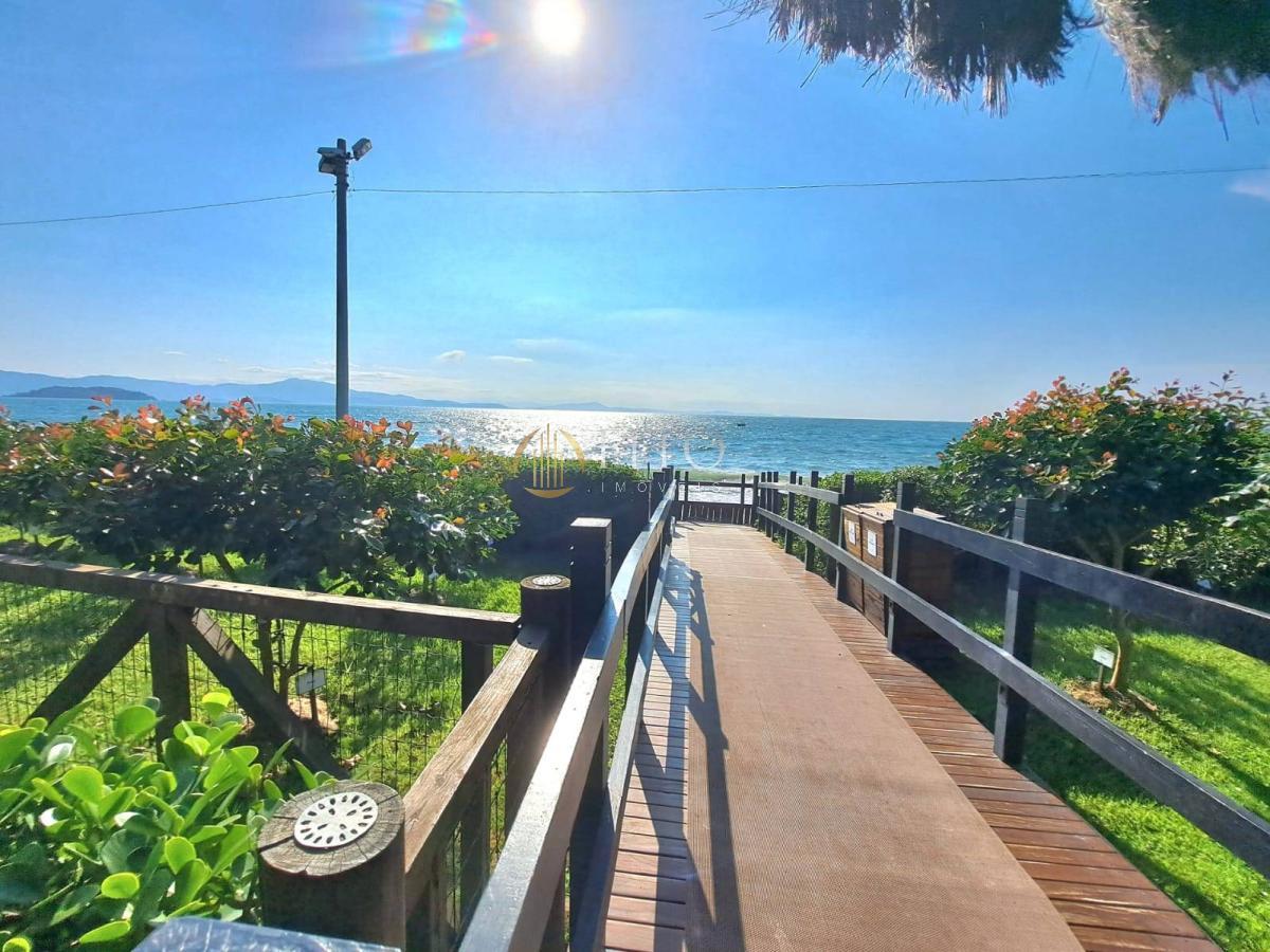 Apartamento decorado pé na areia de quatro quartos. - Fito Imóveis