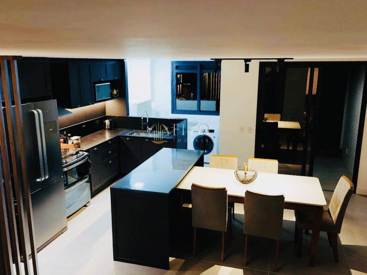 Apartamento Duplex Mobiliado em Jurerê - Último Andar, a 2 Quadras da Praia!