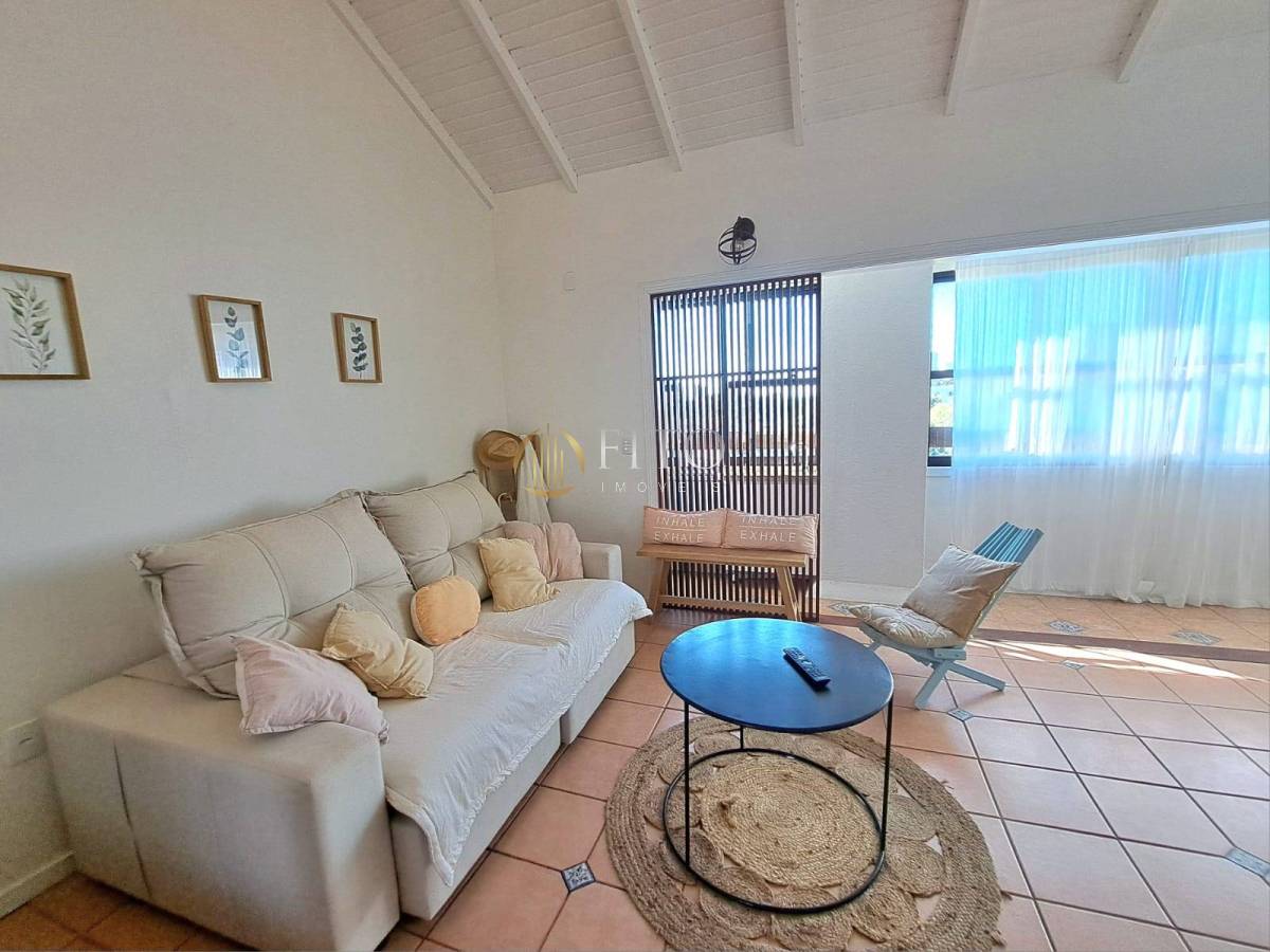 Cobertura à venda de 3 dormitórios em Jurerê com dois apartamentos independentes.